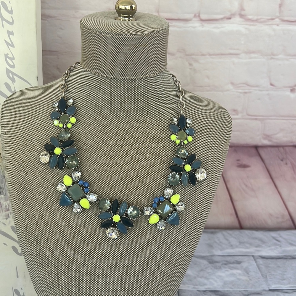 Stella & Dot  radium cluster multi color crystals necklace 18” glows w/UV light